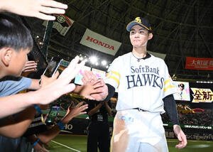 ソフトバンク対オリックス　ファンとタッチを交わすソフトバンク庄子雄大(撮影･林敢治)