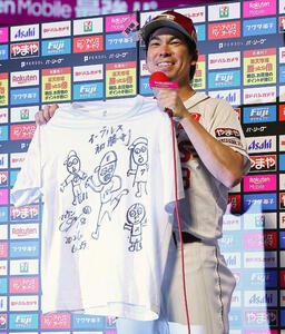 楽天対西武　NPB復帰後初勝利を挙げた楽天前田健太は、お立ち台でファンに贈る自筆の記念Tシャツを手にする(撮影･野上伸悟)