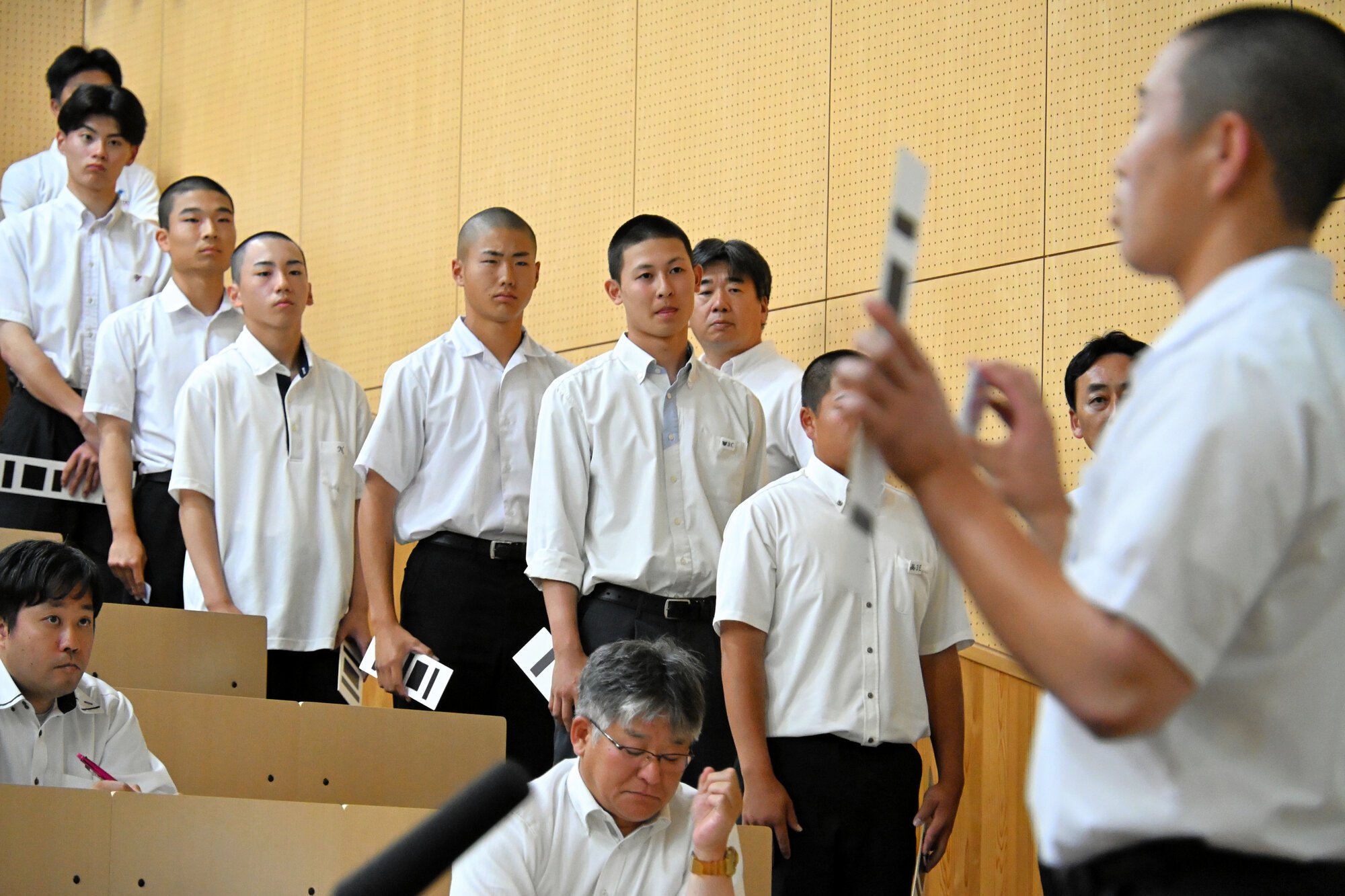 第108回全国高校野球選手権秋田大会の抽選会に臨む各校の主将ら=2026年6月25日、秋田市土崎港南3丁目、横山翼撮影