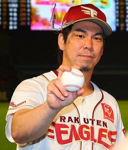 楽天対西武　日本球界復帰後初勝利を挙げウイニングボールを手にする楽天前田健太(撮影･野上伸悟)