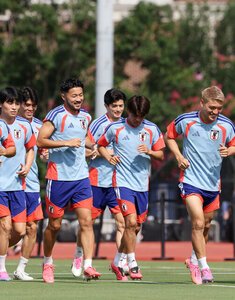ランニングする日本代表の選手たち＝内田光撮影
