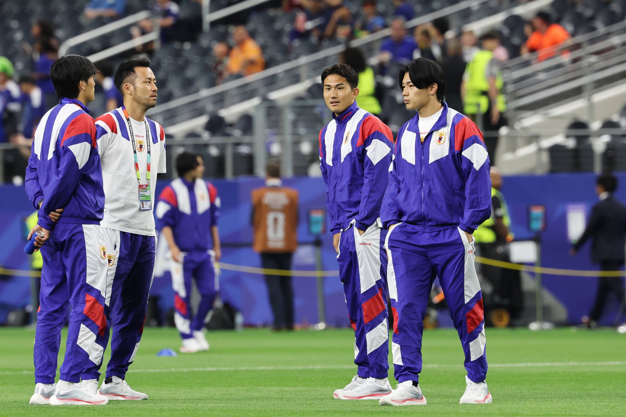 サッカーワールドカップ北中米大会　グループリーグF組　日本―スウェーデン　試合前、ピッチを確認する上田綺世(右端)ら=内田光撮影