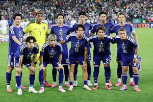 サッカーワールドカップ北中米大会　グループリーグF組　チュニジア―日本　試合前、撮影に応じる日本代表の選手たち=内田光撮影