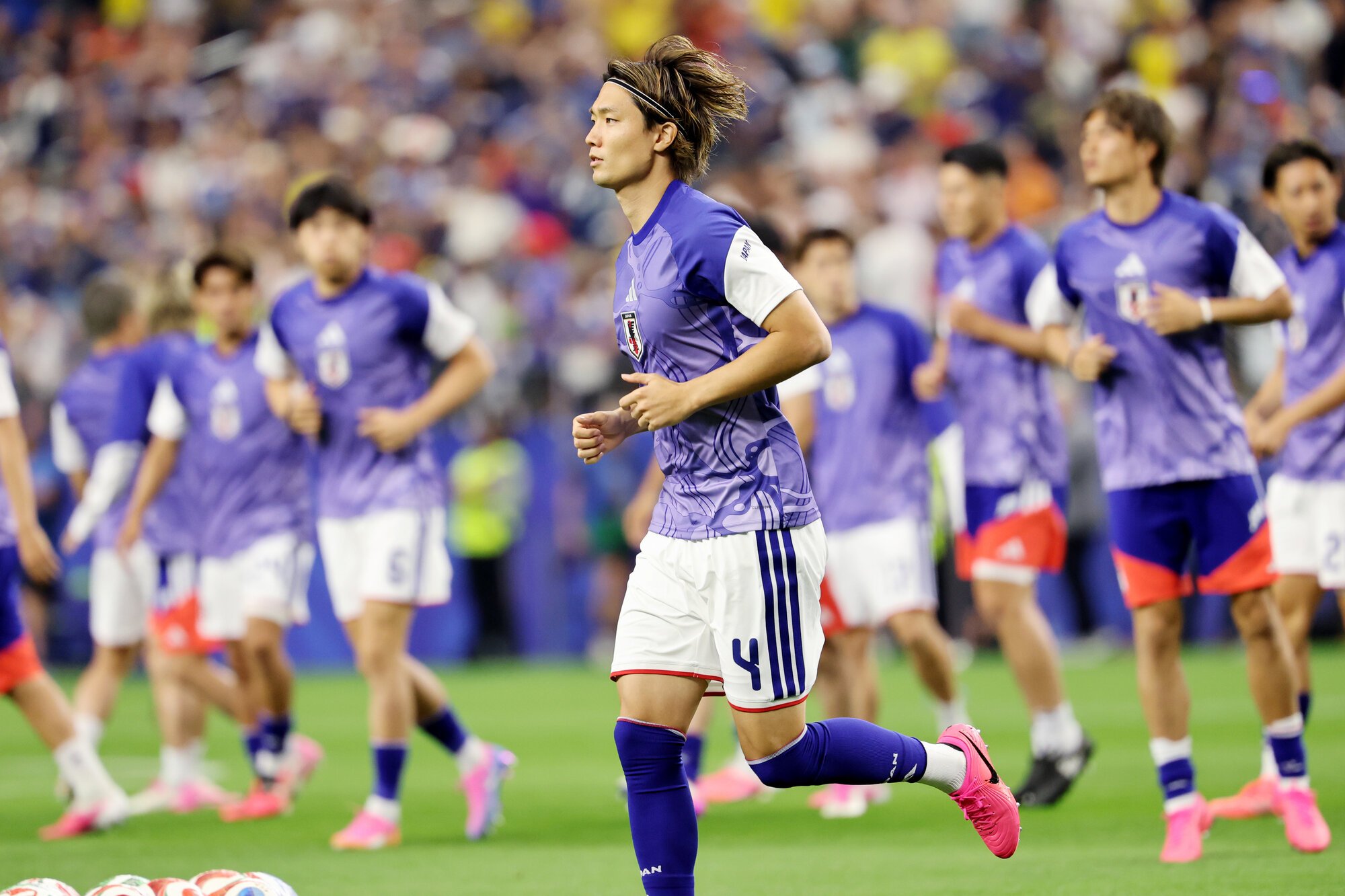 サッカーワールドカップ北中米大会　グループリーグF組　日本―スウェーデン　試合前、練習する板倉滉(中央)ら=内田光撮影