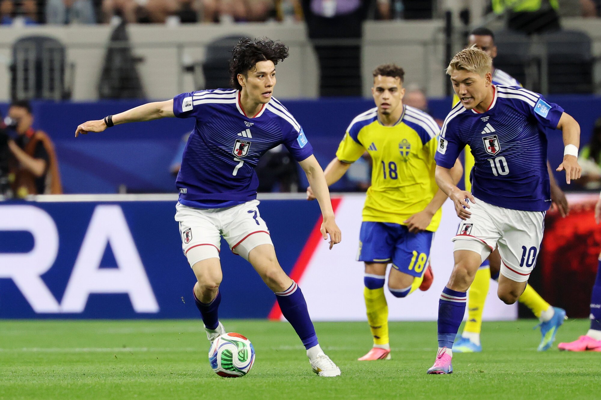 サッカーワールドカップ北中米大会　グループリーグF組　前半、ドリブルする田中碧=内田光撮影