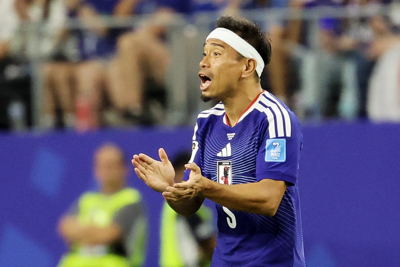 サッカーワールドカップ北中米大会　グループリーグF組　日本―スウェーデン　後半、途中出場し声を出す長友佑都=内田光撮影