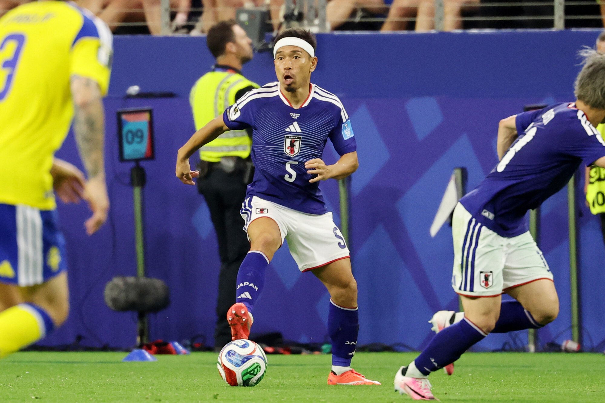 サッカーワールドカップ北中米大会　グループリーグF組　日本―スウェーデン　後半、ボールをキープする長友佑都=内田光撮影