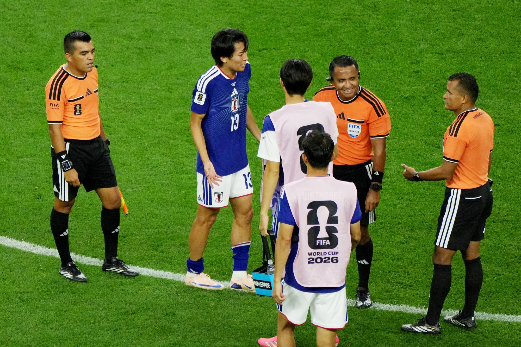 サッカーワールドカップ北中米大会　グループリーグF組　日本―スウェーデン　前半終了後、ソックスについて審判から指摘を受ける中村敬斗⑬=西岡臣撮影
