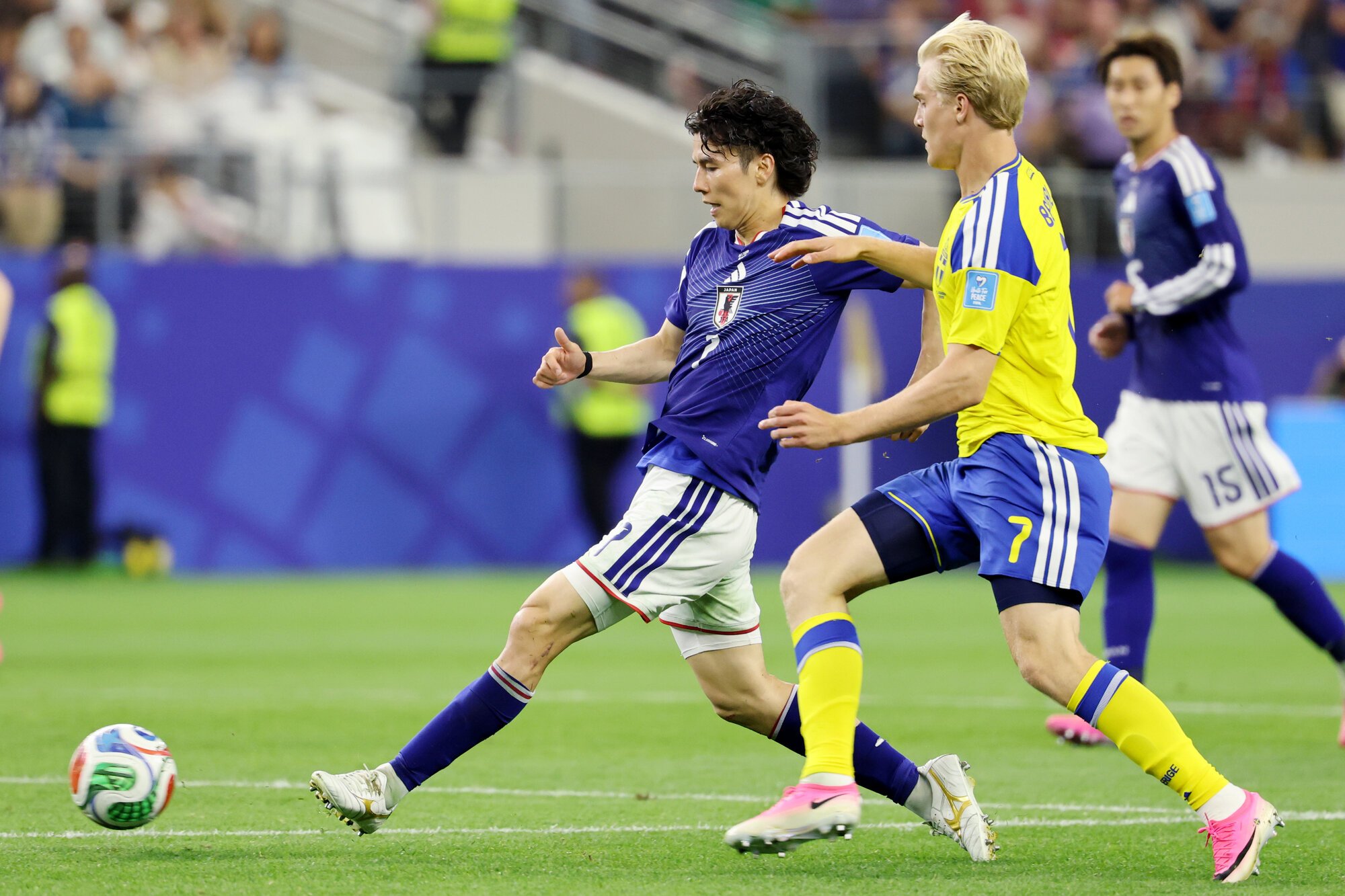 サッカーワールドカップ北中米大会　グループリーグF組　日本―スウェーデン　前半、パスを出す田中碧=内田光撮影