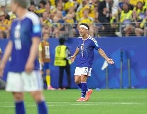 日本対スウェーデン　後半、途中出場し声を出す長友佑都(撮影･足立雅史)