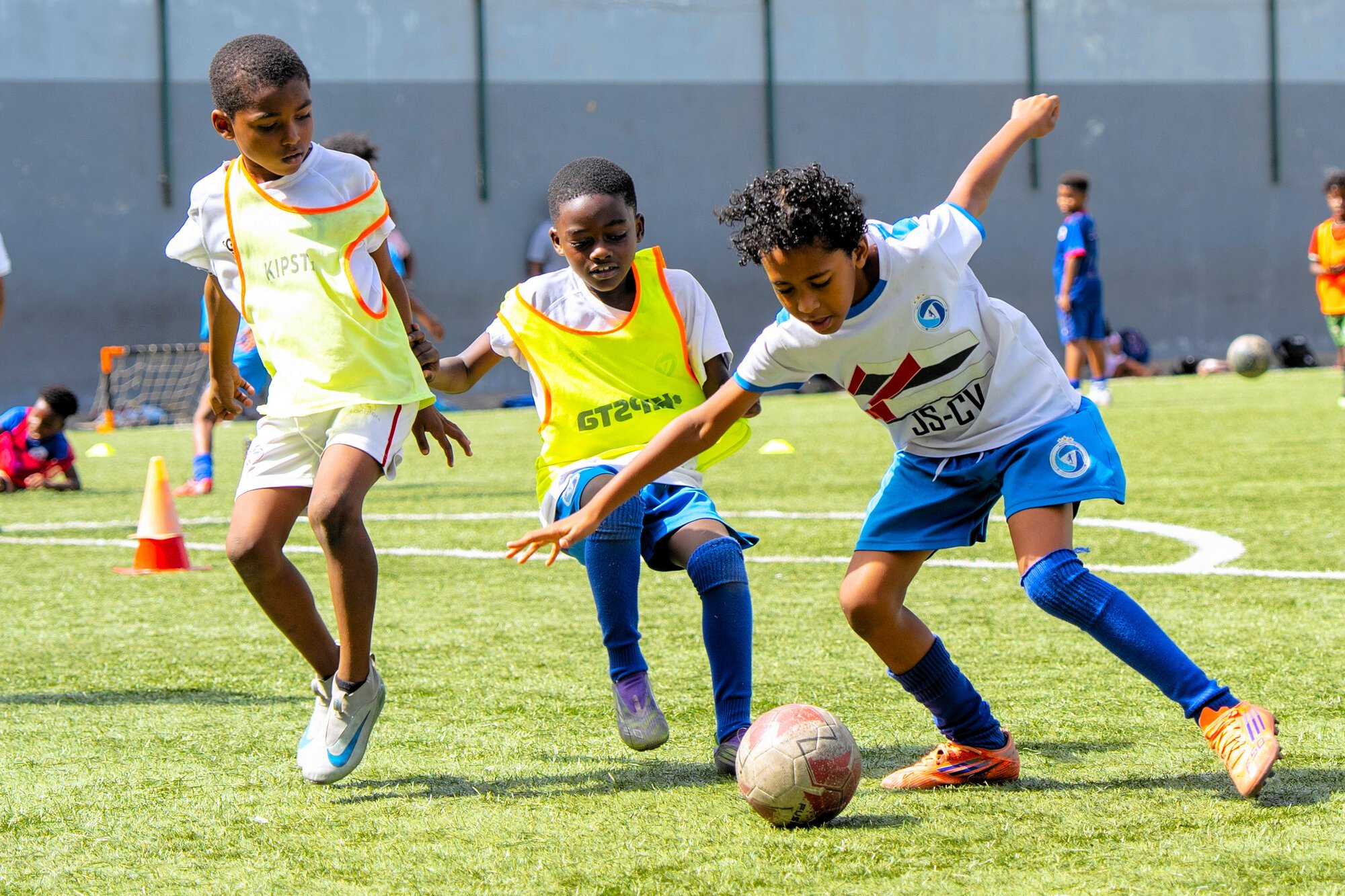 カボベルデの首都プライアのサッカー場で練習する子どもたち。カボベルデではサッカーが最も人気のあるスポーツで、今大会ワールドカップに初出場を果たした代表選手たちは子どもたちのあこがれの的だ=2026年6月13日、今泉奏撮影