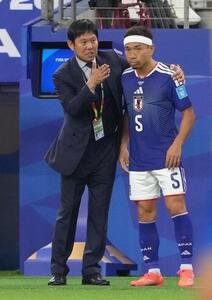 日本対スウェーデン　後半、途中出場する長友佑都(右)に声をかける森保一監督(撮影･足立雅史)