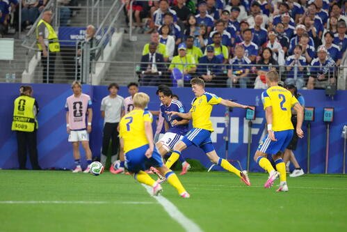 日本対スウェーデン　後半、パスを出す中村敬斗(中央)(撮影･足立雅史)