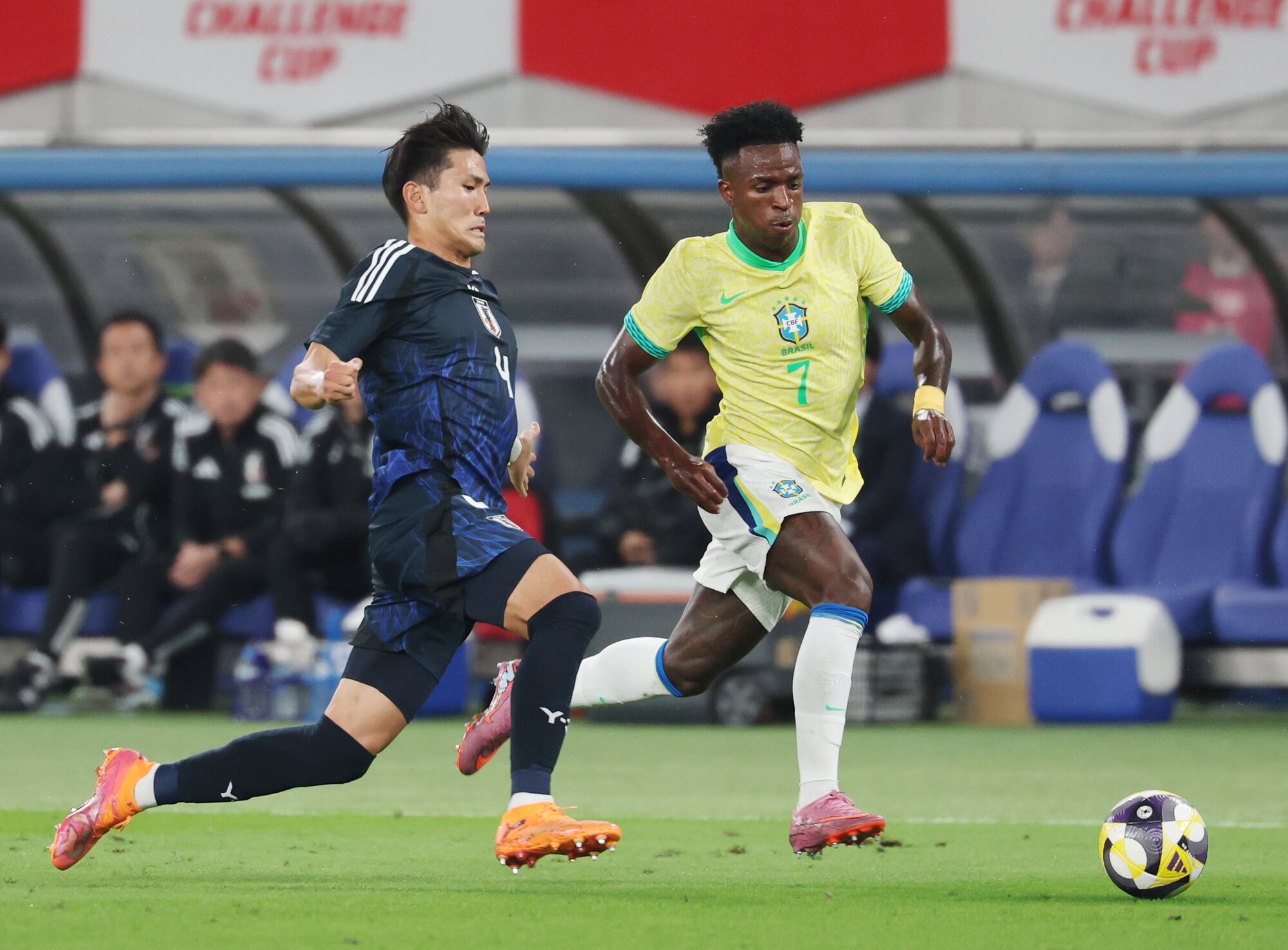 ブラジルとの親善試合で、ビニシウスと競り合う渡辺剛(左)=2025年10月、東京･味の素スタジアム、内田光撮影