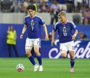 日本対スウェーデン　前半、攻め込む田中碧。右は堂安律(撮影･足立雅史)