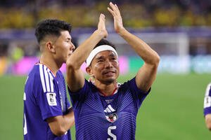 日本対スウェーデン戦後、サポーターに拍手する日本の長友佑都(AP)