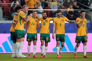パラグアイ対オーストラリア　引き分けてD組2位で決勝トーナメントに進出したオーストラリア代表(AP)