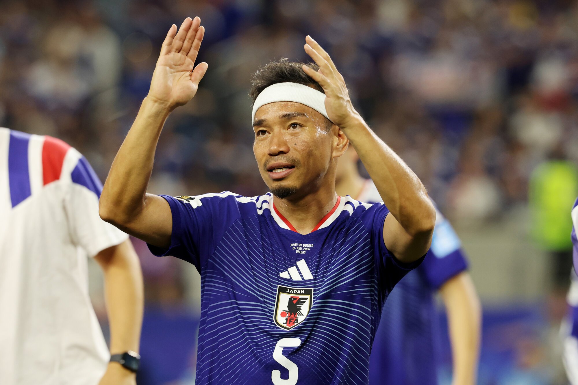 サッカーワールドカップ北中米大会　グループリーグF組　日本―スウェーデン　試合後、観客の声援に応える長友佑都=内田光撮影
