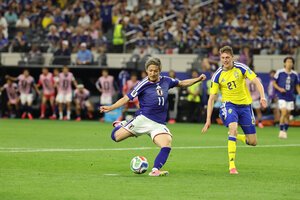 サッカーワールドカップ北中米大会のグループリーグF組、日本対スウェーデン戦の後半、先制ゴールを決める前田大然(中央)=2026年6月25日、内田光撮影