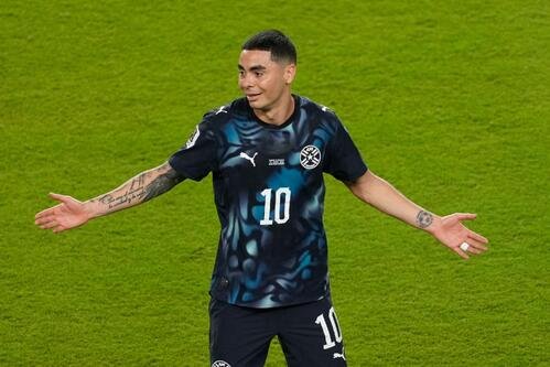 19日のトルコ対パラグアイ　前半、レッドカードを受けたパラグアイのミゲル･アルミロン(AP)
