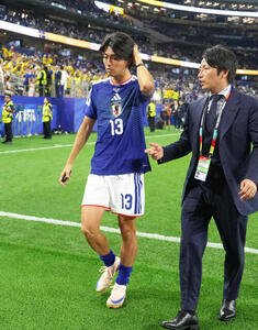 日本対スウェーデン　試合後、引き揚げる中村敬斗(撮影･足立雅史)
