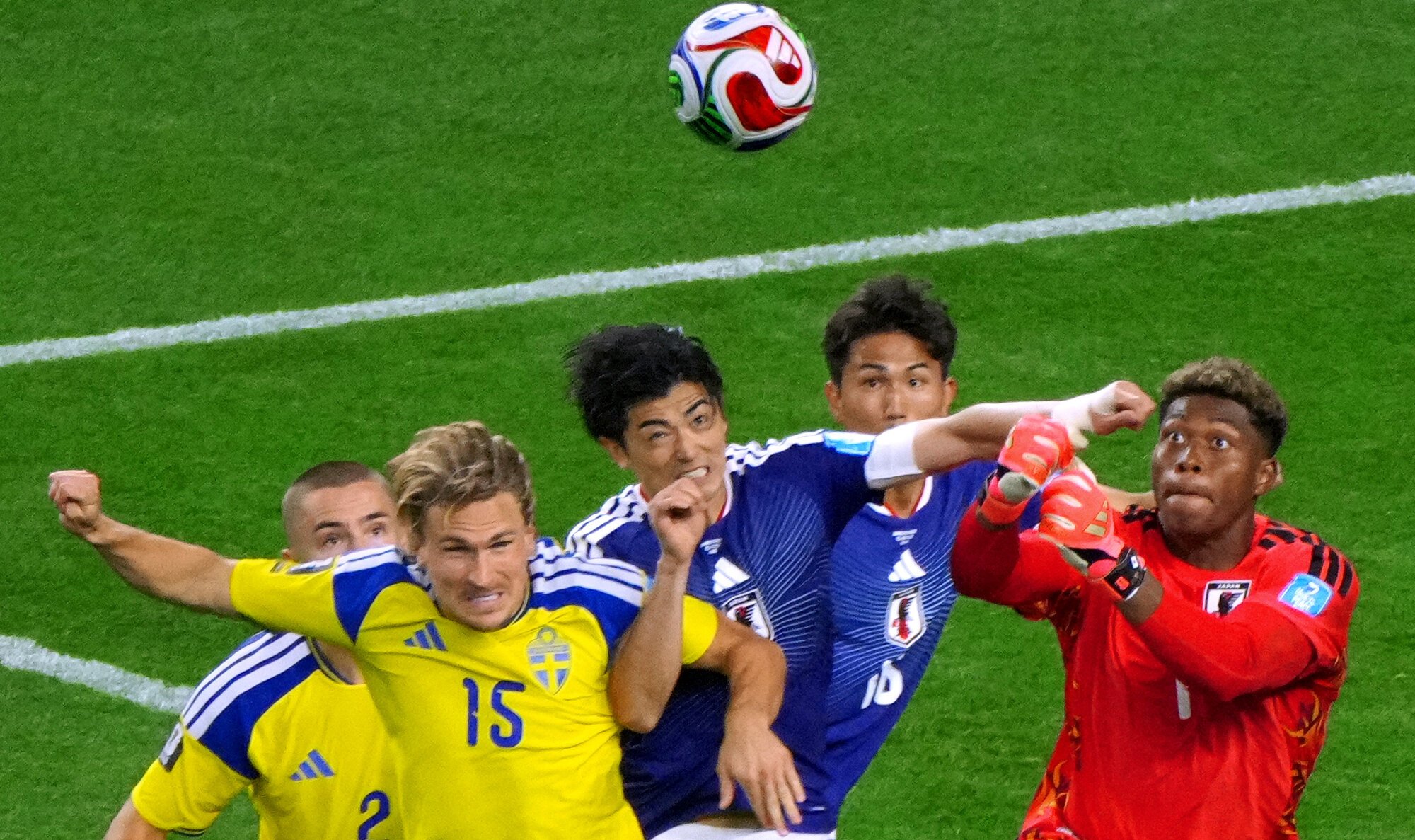 サッカーワールドカップ北中米大会　グループリーグF組　日本―スウェーデン　後半、自陣ゴール前で守る谷口彰悟(中央)、渡辺剛(右から2人目)、GK鈴木彩艶(右端)=西岡臣撮影