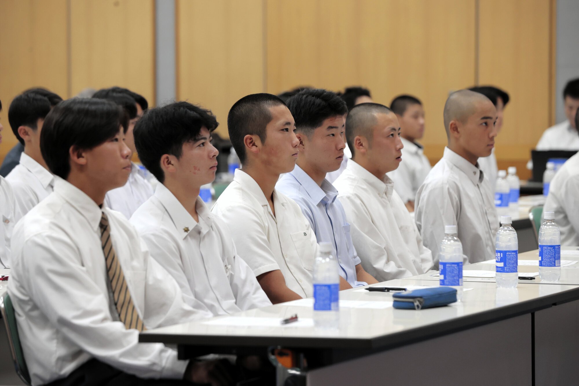 香川大会の抽選開始を待つ主将ら=2026年6月26日午後2時34分、高松市林町、斉藤夏音撮影