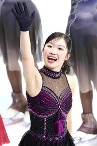 ｢ドリーム･オン･アイス2026｣で笑顔で手を振る中井亜美(撮影･宮地輝)