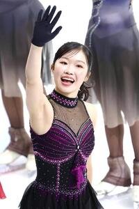 ｢ドリーム･オン･アイス2026｣で笑顔で手を振る中井亜美(撮影･宮地輝)