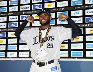 西武対日本ハム　サヨナラ本塁打を放ち笑顔でガッツポーズをする西武アレクサンダー･カナリオ(撮影･増田悦実)