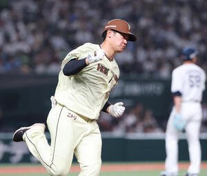 西武対日本ハム　7回表日本ハム無死、本塁打を放ちガッツポーズをする吉田賢吾(撮影･増田悦実)