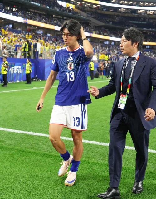 日本対スウェーデン　試合後、引き揚げる中村敬斗(撮影･足立雅史)