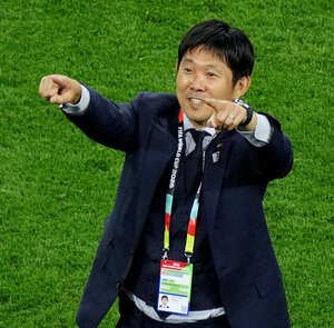 日本―スウェーデン　試合後、観客の声援に応える森保監督＝西岡臣撮影