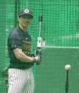 室内練習場で練習用バットでティー打撃を行う阪神近本光司(撮影･西尾就之)