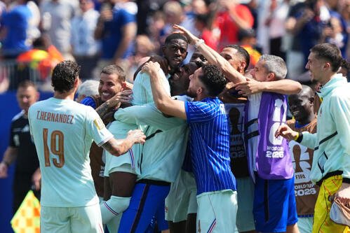 ノルウェー対フランス　ゴールを決めたフランスのデンベレ(中央)は、チームメートに祝福される(AP)