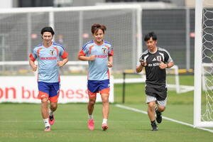 調整する南野拓実(左)と久保建英(中央)(撮影･足立雅史)
