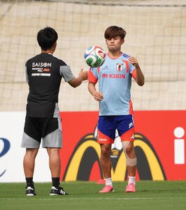 ボールを使った練習をする久保建英(撮影･足立雅史)