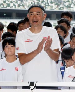 フォトセッションで笑顔を見せるイチロー氏(撮影･山本朝陽)