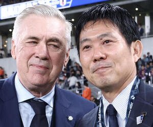 2025年10月　日本対ブラジル　試合前、記念撮影をするブラジル代表アンチェロッティ監督(左)と森保監督
