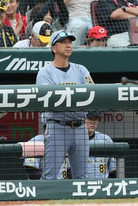 広島対阪神　9回表阪神1死一塁、中野拓夢が三振、高寺望夢が二盗失敗で試合終了。ベンチの藤川球児監督(撮影･加藤孝規)