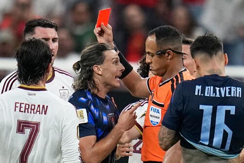 スペイン戦、ウルグアイのカノビオにレッドカードが出される(AP)
