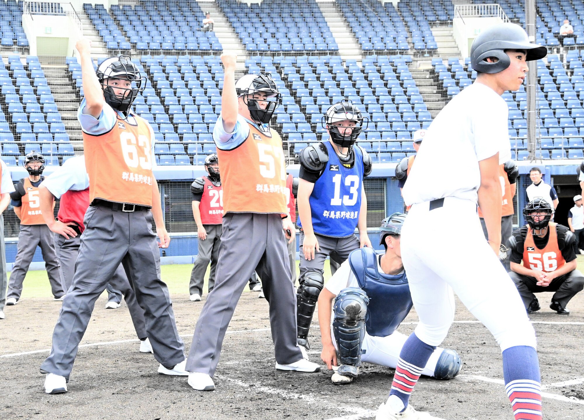 投球判定の練習をする参加者ら=2026年6月27日午前10時7分、前橋市、岡田昇撮影