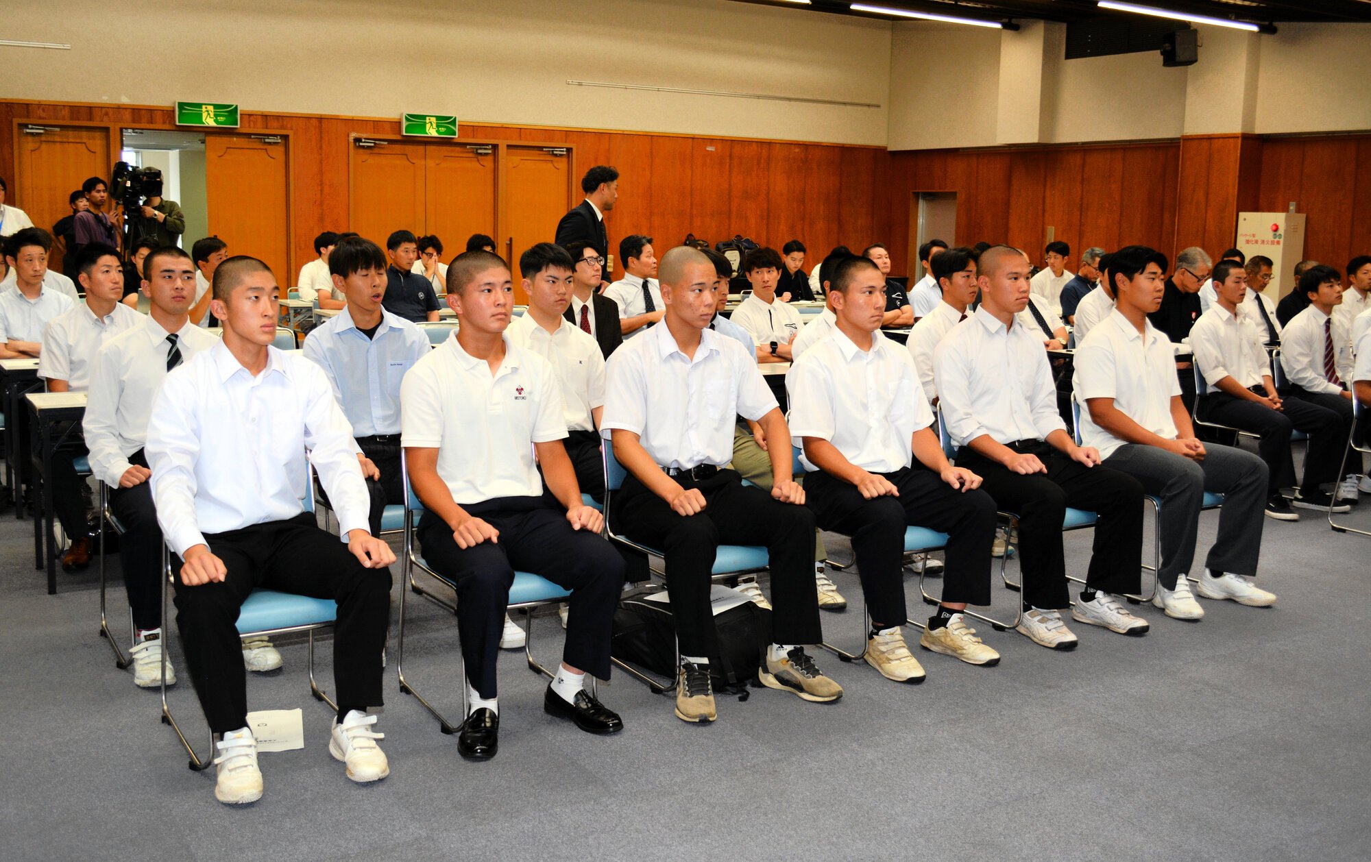高知大会の抽選会に臨む選手たち=2026年6月27日午後2時12分、高知市、清野貴幸撮影