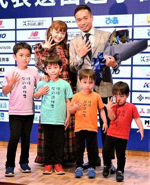 長友佑都と妻の平愛梨(右)、4人の息子(2026年5月撮影)