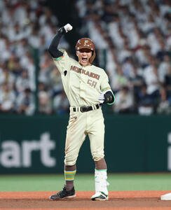 西武対日本ハム　9回表日本ハム1死二塁、適時二塁打を放を放ちガッツポーズをする奈良間大己(撮影･増田悦実)