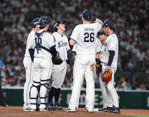西武対日本ハム　9回表日本ハム1死二塁、勝ち越されマウンドに集まる西武ナイン(撮影･増田悦実)