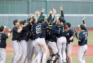 日本製紙石巻対JR東日本東北　優勝し、マウンドに集まるJR東日本東北の選手ら(撮影･木村有優)