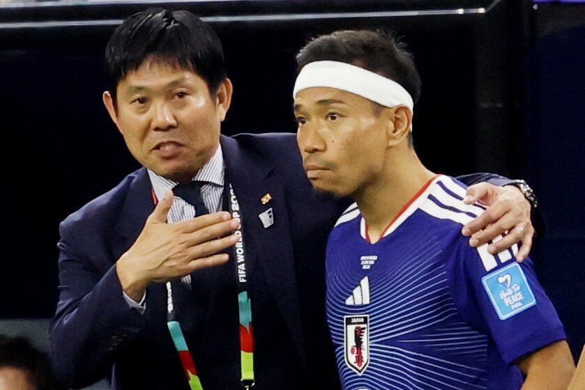 サッカーワールドカップ北中米大会のスウェーデン戦で途中出場する日本代表の長友佑都(右)に声をかける森保一監督