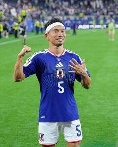 日本対スウェーデン　5大会連続出場となった長友佑都は試合後ポーズを決める(撮影･足立雅史)