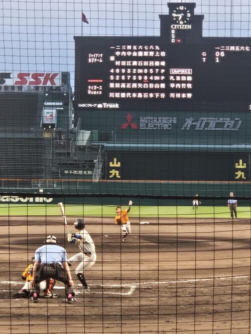 阪神タイガースWomen対読売ジャイアンツ女子の交流戦で、読売女子柏崎咲知投手と対戦する阪神Women白石美優外野手(撮影･寺尾博和)